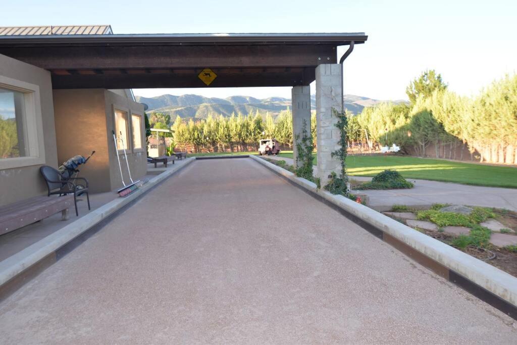 Tacit Shadow Shangri-la King Suite, Gym, Coffee Bar, Hot-tub, Free Laundry, Food Available * Parowan